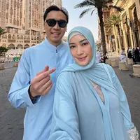 Masih berada di tanah suci, Ruby dan Edhie tampil dengan busana muslim bernuansa baby blue. Ruby oun tampak mengenakan abaya dengan sedikit aksen beads. [@ruby_26]