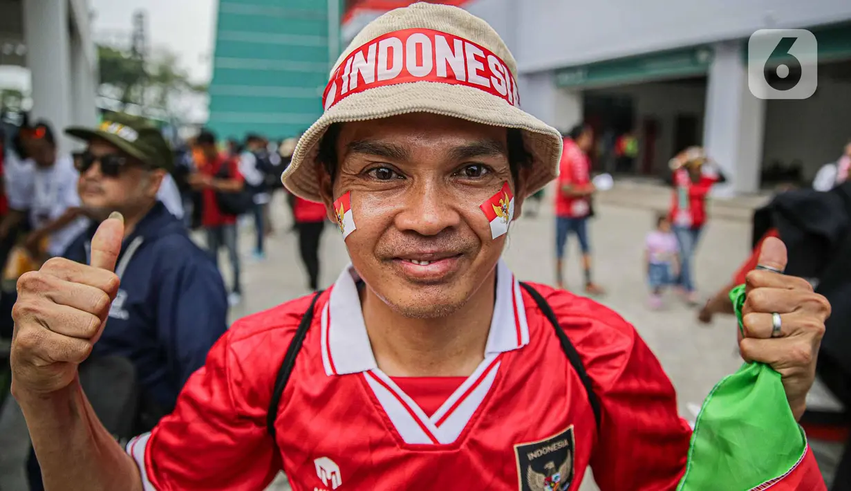 Sejumlah penonton mulai berdatangan untuk menyaksikan pembukaan Piala Dunia U-17 2023 di Stadion Gelora Bung Tomo Surabaya, Jawa Timur, Jumat (10/11/2023). (Liputan6.com/Faizal Fanani)