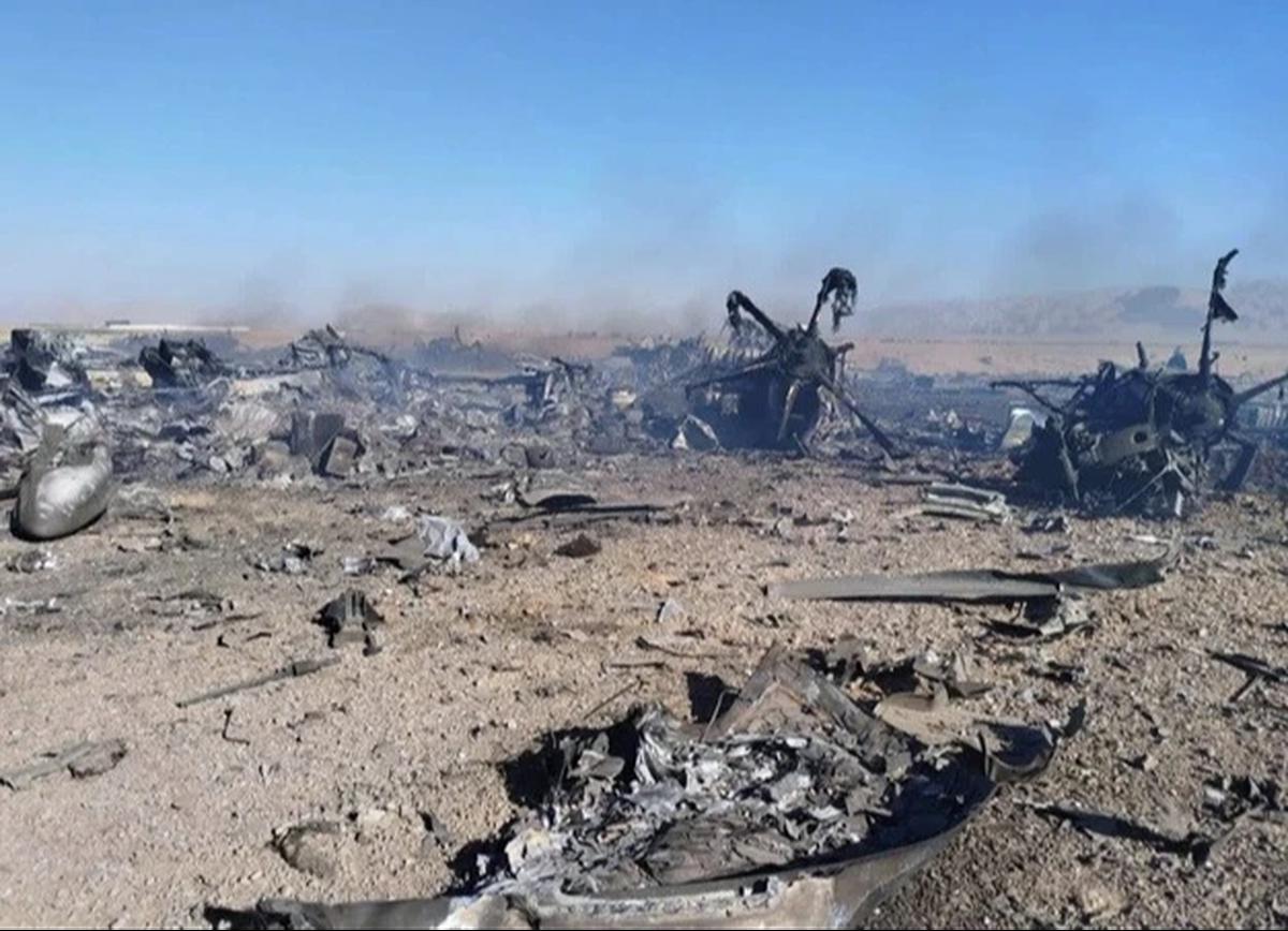 Puing-puing terlihat di lokasi yang diklaim televisi pemerintah Iran sebagai tempat jatuhnya pesawat transportasi militer AS dan dua helikopter yang terlibat dalam operasi penyelamatan di Provinsi Isfahan, Iran, April 2026.