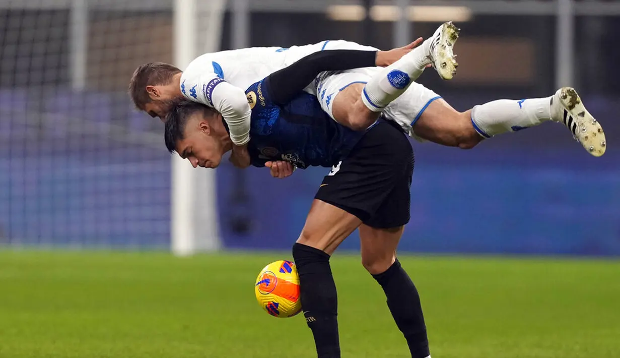Pemain Empoli Simone Romagnoli melompat ke atas pemain Inter Milan Joaquin Correa pada pertandingan sepak bola Coppa Italia di Stadion San Siro, Milan, Italia, 19 Januari 2022. Inter Milan menang 3-2. (AP Photo/Antonio Calanni)