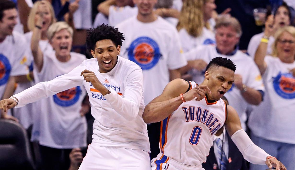 Pemain OKC Thunder, Russell Westbrook #0 dan Cameron Payne (kiri) merayakan kemenangan usai mengalahkan Warriors 118-94 pada Final Wilayah Barat NBA Playoffs 2016 di Chesapeake Energy Arena, Oklahoma, (24/5/2016).  (Kevin Jairaj-USA TODAY Sports)