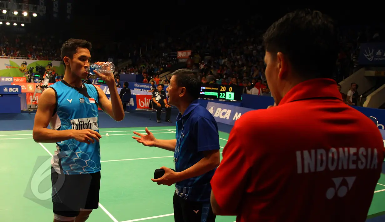 Pebulutangkis Indonesia, Jonatan Christie berdiskusi dengan pelatihnya saat BCA Indonesia Open Superseries Premier 2015, Jakarta, Selasa (2/6/2015). Jonatan lolos ke babak utama usai menang dengan skor 2-0 (22-20, 21-17).(Liputan6.com/Andrian M Tunay)