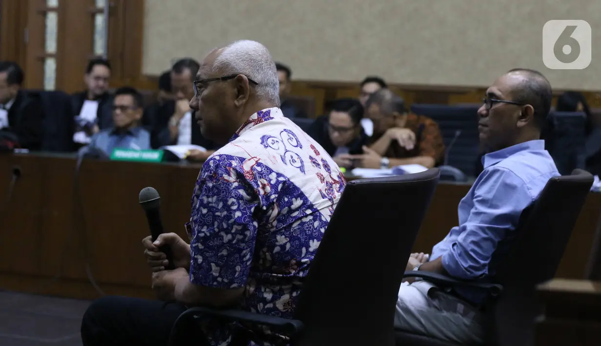Saksi Kabul Riwanto dan Welfridus Korbaho memberikan keterangan saat sidang kasus suap pengadaan pesawat dan mesin pesawat di PT Garuda Indonesia dengan terdakwa Emirsyah Satar dan Soetikno Soedarjo di Pengadilan Tipikor Jakarta, Kamis (30/1/2020). (Liputan6.com/Angga Yuniar)