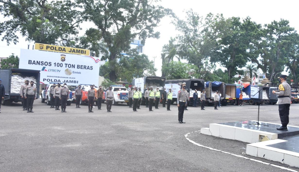 Suasana acara pelepasan pendistribusian 100 ton beras di halaman Mapolda Jambi, Jumat (6/8/2021). Acara pelepasan pendistribusian beras untuk masyarakat terdampak Pandemi Covid-19 ini merupakan bantuan dari EMTEK (Elang Mahkota Teknologi) dan LYMAN Group. (Liputan6.com/Istimewa)