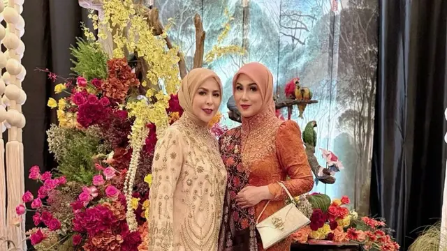 Gaya kondangan Marini Zumarnis. (credit: instagram.com/marinizumarnisreal)