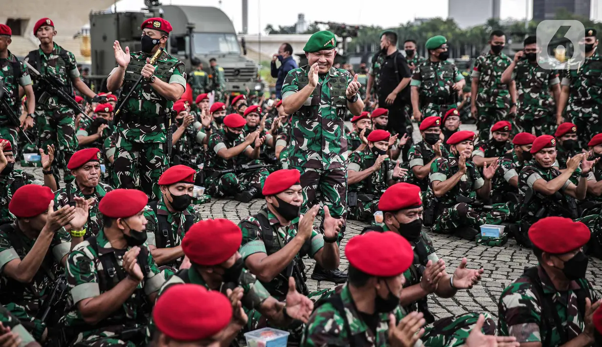 Kepala Staf Angkatan Darat (KSAD) Jenderal Dudung Abdurachman meninjau pasukan usai memimpin Apel Gelar Pasukan Jajaran TNI AD di Lapangan Monas, Jakarta, Selasa (25/1/2022). Pasukan TNI AD dan Alutsista dipamerkan saat mengikuti gelar apel pasukan. (Liputan6.com/Faizal Fanani)