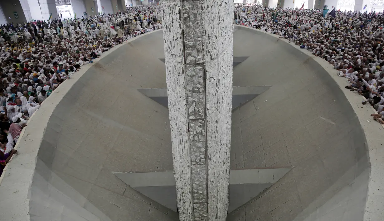Suasana lempar jumrah di Mina, dekat kota suci Makkah, Arab Saudi, (2/9). Lempar jumrah pernah dilakukan Nabi Ibrahim AS ketika hendak menyembelih putranya, Nabi Ismail AS, atas perintah Allah SWT. (AP Photo / Khalil Hamra)