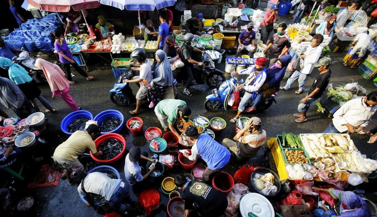 Suasana pasar ketika warga ibukota belanja kebutuhan pokok di Pasar Kebayoran Lama, Jakarta, Rabu (22/4/2020). Harga sejumlah kebutuhan pokok merangkak naik menjelang bulan Ramadan 2020 mulai dari cabe rawit, telur, daging ayam, minyak goreng, bawang hingga daging sapi. (Liputan6.com/Fery Pradolo)