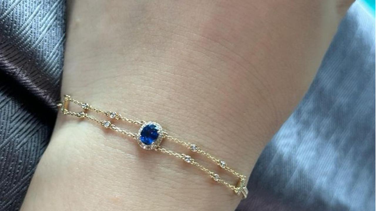 Ilustrasi Gelang Tali Emas dengan Batu Permata Sapphire