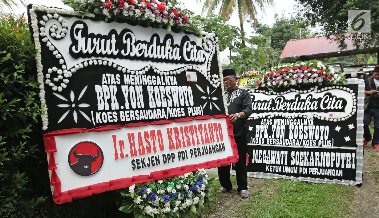 Karangan bunga Sekjen PDI-P, Hasto Kristiyanto untuk musisi Yon Koeswoyo yang berada di rumah duka di Pamulang, Tanggerang Selatan, Jumat (5/1). (Liputan6.com/Herman Zakharia)
