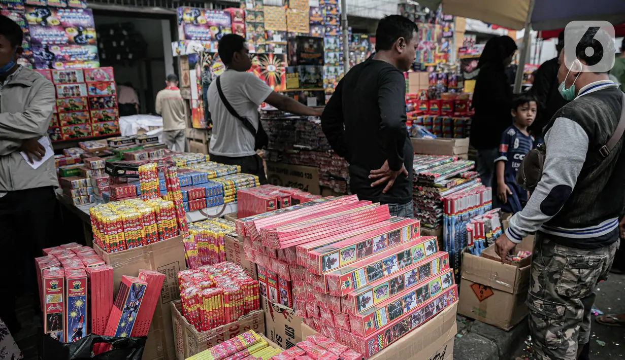 Aktivitas penjualan kembang api di Pasar Asemka, Jakarta, Selasa (28/12/2021). Menjelang perayaan Tahun Baru, para pedagang musiman menjual petasan dan kembang api di bahu jalan serta kolong jembatan kawasan Pasar Pagi Asemka. (Liputan6.com/Faizal Fanani)