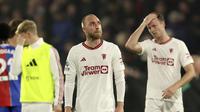Gelandang Manchester United, Christian Eriksen bersama rekan-rekannya tampak kecewa setelah kalah telak dari Crystal Palace, Selasa (7/5/2024). (AP Photo/Ian Walton)