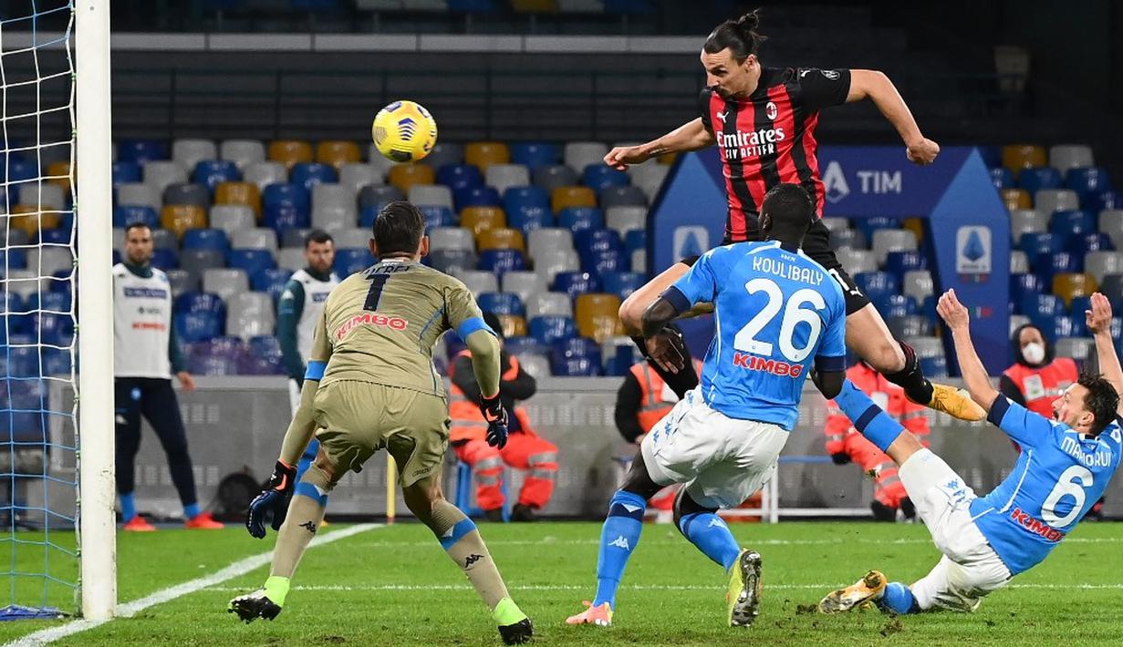 Pemain AC Milan Zlatan Ibrahimovic (kanan atas) mencetak gol ke gawang Napoli pada pertandingan Serie A di Stadion San Paolo, Naples, Italia, Minggu (22/11/2020). Dua gol Ibrahimovic membawa AC Milan menaklukkan Napoli dengan skor 3-1. (ANDREAS SOLARO/AFP)
