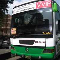 Hahahaha nggak paham lagi sama netizen berikut ini. Ia membuat lagu singkat berjudul Om Telolet Om. :)) (Via: sukafotobismania.blogspot.com)