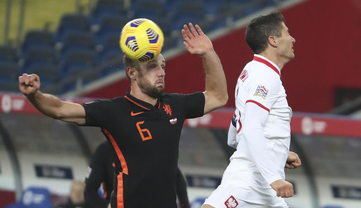Bek Belanda, Stefan de Vrij berebut bola dengan penyerang Polandia, Robert Lewandowski pada pertandingan UEFA Nations League di Silesian Stadium, Polandia, Rabu (18/11/2020). Tim asuhan Frank de Boer berada di posisi kedua Grup A1 dibawah Italia. (AP Photo/Czarek Sokolowski)