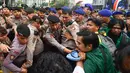 Massa mahasiswa terlibat aksi dorong dengan petugas kepolisian saat aksi BEM UI  di Jalan MH Thamrin, Jakarta, Selasa, 18 Agustus 2026. (KLY/ Arie Basuki)