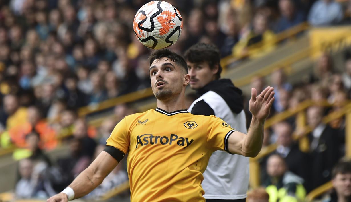 <p>Gelandang Wolverhampton Wanderers, Pedro Neto berusaha mengontrol bola saat menghadapi Liverpool pada laga pekan kelima Premier League 2023/2024 di Molineux Stadium, Wolverhampton, Sabtu (16/9/2023) malam WIB. (AP Photo/Rui Vieira)</p>
