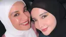 Zaskia dan Shireen Sungkar tampil kontras dengan busana dari brand masing-masing. Shireen terlihat feminin dengan setelan satin pink sedangkan Zaskia padukan kemeja hijau gelap dan rok [@zaskiasungkar15]