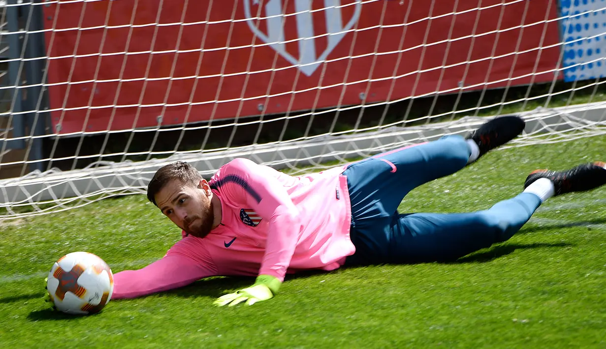 Kiper Atletico Madrid, Jan Oblak berusaha menghalau bola saat berlatih di Ciudad Deportiva Wanda di Madrid (2/5). Atletico akan bertanding  melawan Arsenal di leg kedua babak semifinal Liga Europa di Wanda Metropolitano. (AFP Photo/Pierre-Philippe Marcou)