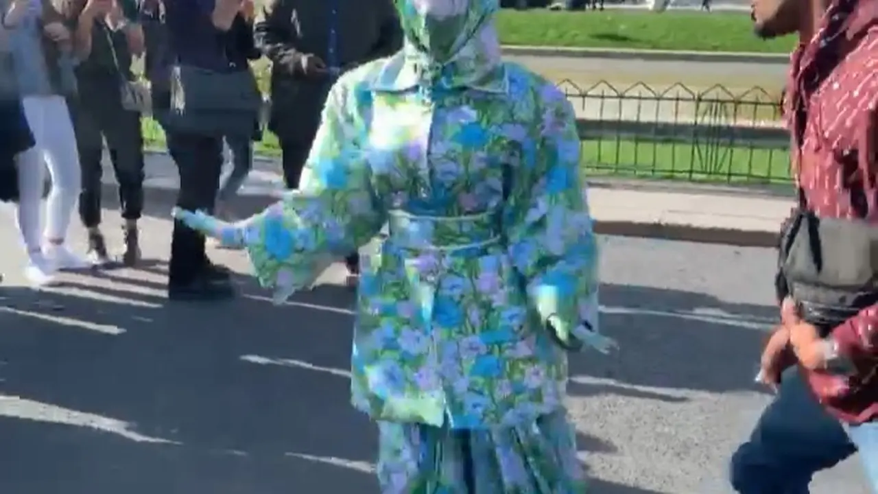 Tampilan Unik Cardi B di Paris Fashion Week 2019