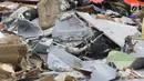 Serpihan barang dari pesawat Lion Air JT 610 saar diidentifikasi di Pelabuhan JICT 2, Jakarta, Selasa (30/10). Sejumlah barang ditemukan petugas gabungan dalam operasi pencarian. (Liputan6.com/Helmi Fithriansyah)