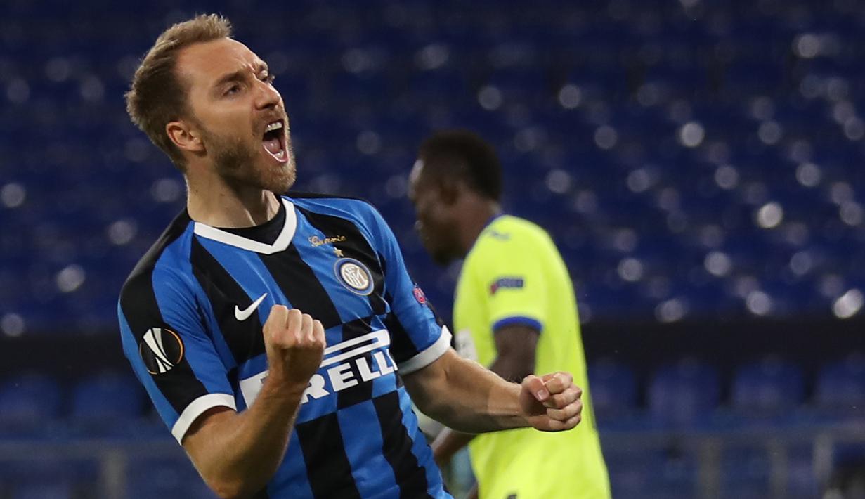 Gelandang Inter Milan, Christian Eriksen, merayakan gol yang dicetaknya ke gawang Getafe pada laga 16 besar Liga Europa 2019/2020 di Veltins Arena, Kamis (6/8/2020) dini hari WIB. Inter Milan menang 2-0 atas Getafe. (AFP/Lars Baron/pool)