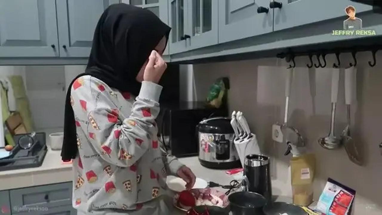 Potret Dapur Rumah Putri Delina, Desain American Classic dengan Sentuhan Tosca