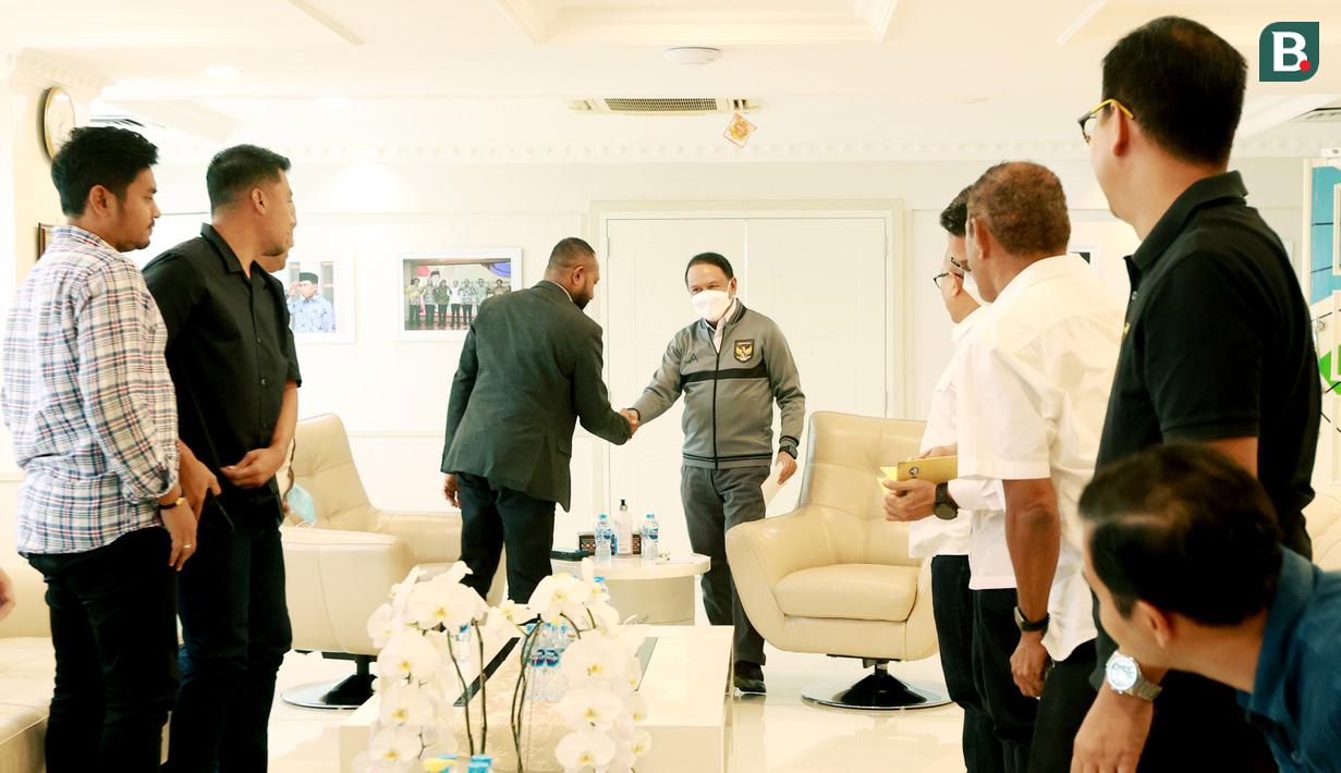 Menteri Pemuda dan Olahraga (Menpora) Zainudin Amali, bersalaman dengan Manajer Persipura, Yan Mandenas, saat kembali menggelar pertemuan dengan perwakilan klub Liga 2 di Kantor Kemenpora, Senin (30/1/2023). Kompetisi Liga 2 belum bisa berjalan hingga Kongres Luar Biasa (KLB) Persatuan Sepakbola Seluruh Indonesia (PSSI) digelar. (Bola.com/M Iqbal Ichsan)