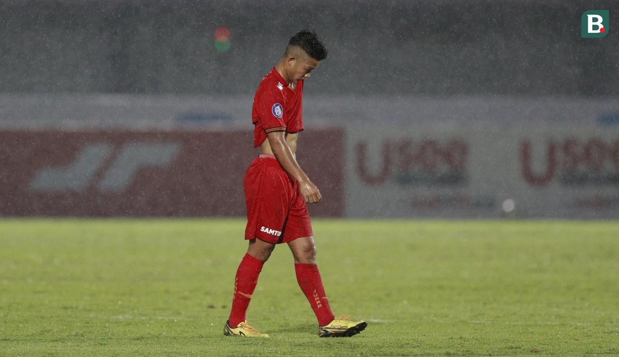 Pemain Persija Jakarta, Rio Fahmi, tampak kecewa usai ditahan imbang PSIS Semarang pada laga BRI Liga 1 di Stadion Indomilk Arena, Tangerang, Minggu (12/9/2021). (Foto: Bola. Com/ M Iqbal Ichsan)