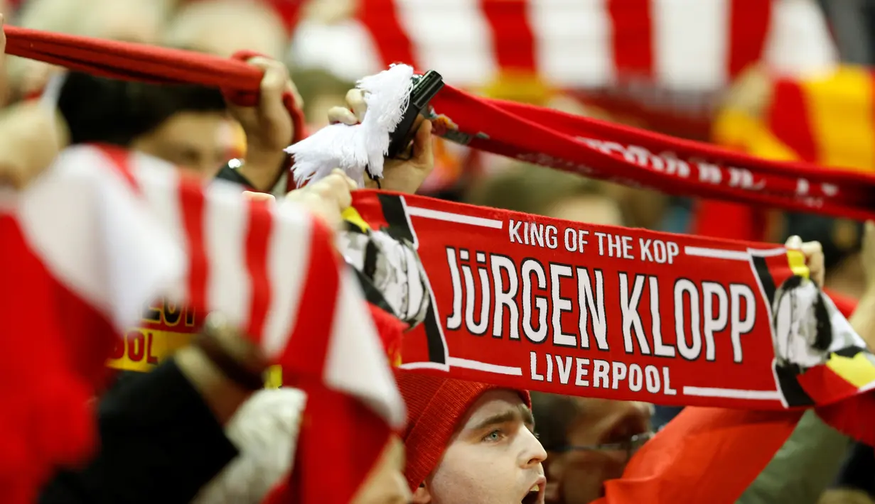 Seorang suporter Liverpool membentangkan syal dukungan kepada pelatih baru Liverpool, Jurgen Klopp. (Action Images via Reuters/Carl Recine). 