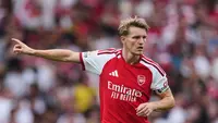 Pemain Arsenal, Martin Odegaard (tengah), bereaksi dalam pertandingan Liga Inggris antara Arsenal dan Chelsea di London, Minggu (6/9/2026). (AP Photo/Dave Shopland)