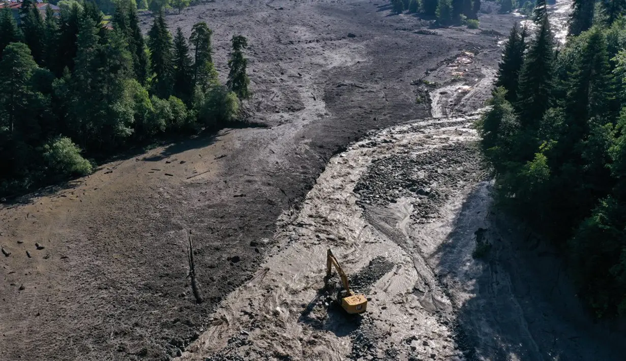 Foto udara yang diambil dengan drone ini menunjukkan petugas penyelamat bekerja di lokasi tanah longsor di wilayah Racha, Georgia barat, Jumat (4/8/2023). Sedikitnya enam orang tewas akibat tanah longsor di wilayah Racha. (STRINGER/AFP)