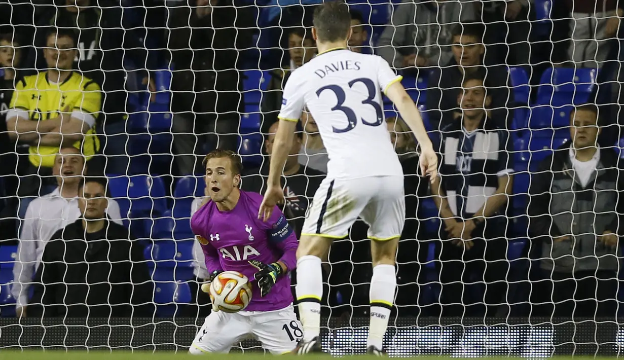 Kartu merah yang diterima kiper Tottenham saat menghadapi menghadapi Asteras Tripolis, membuat Harry Kane berubah posisi menjadi kiper. Tugas pertamanya, menerima tembakan bebas lawan. (AP/Kirsty Wigglesworth)
