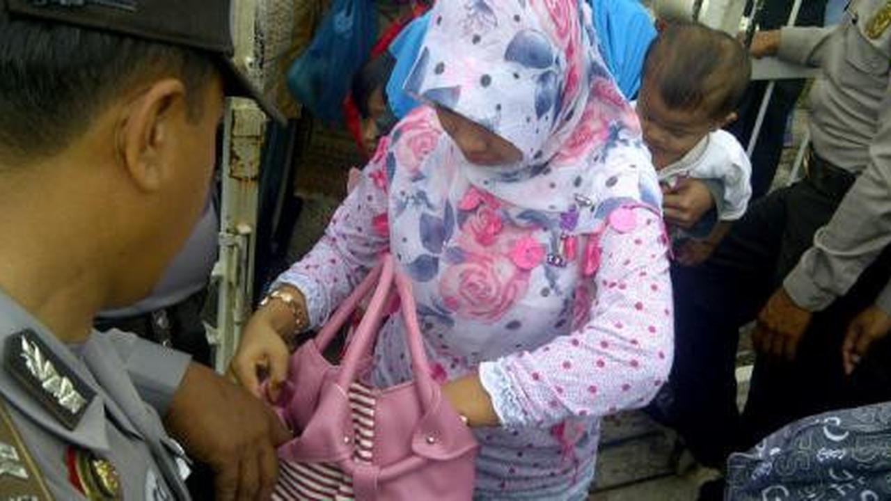 Hadiri sidang pemotong bambu, ratusan warga digeledah polisi