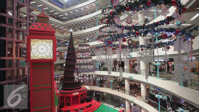 Jam dinding dan pohon natal raksasa terlihat di Mal Ciputra, Jakarta, Rabu (23/12). Jelang perayaan natal sejumlah mal di Jakarta mendekor mal bernuansa natal agar menjadi daya tarik. (Liputan6.com/Angga Yuniar)