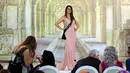 Salah satu kontestan berpose saat mengikuti ajang kontes kecantikan Miss Irak 2017 di Baghdad, Irak, (25/5). (AP Photo/Karim Kadim)