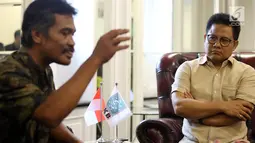 Ketua Umum PKB, Muhaimin Iskandar mendengarkan keluhan pewakilan petani tembakau di DPP PKB, Jakarta, Kamis (9/11). Para petani meminta untuk mengawal aspirasi mereka agar pemerintah mengurungkan rencana menaikkan cukai rokok. (Liputan6.com/Johan Tallo)