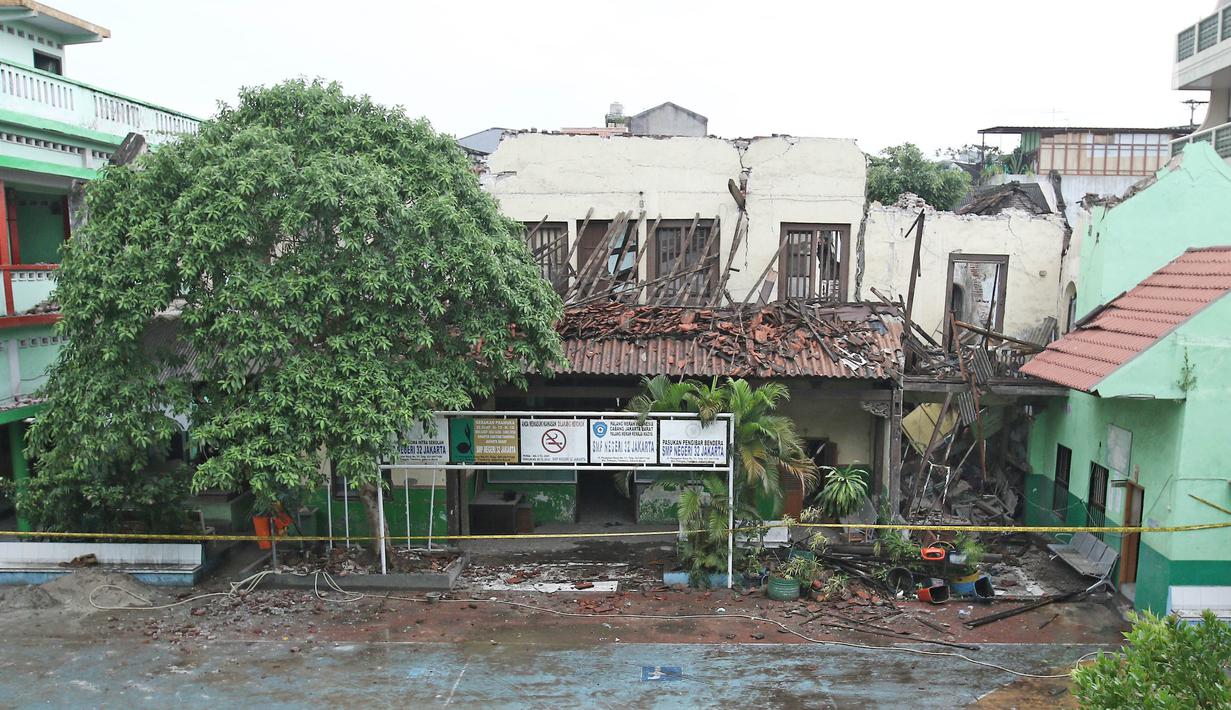 Kondisi bangunan SMPN 32 Pekojan Jakarta Barat yang roboh pada Kamis (21/12). Akibat peristiwa ini, dikabarkan tiga orang terluka. Dua di antaranya terkena serpihan reruntuhan bangunan. (Liputan6.com/Herman Zakharia)