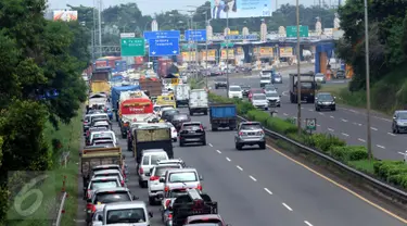 Sejumlah kendaraan terjebak kemacetan di ruas Tol BSD JORR, Tangerang Selatan, Senin (16/5). Kemacetan parah terjadi menyusul robohnya jembatan penyeberangan orang (JPO) di ruas Tol BSD JORR karena dihajar truk trailer. (Liputan6.com/Fery Pradolo)