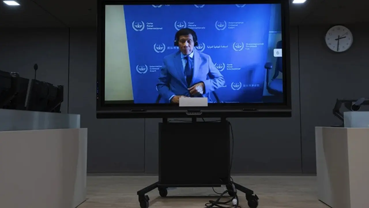 Mantan Presiden Filipina Rodrigo Duterte tampil melalui tautan video di ruang sidang Mahkamah Pidana Internasional (ICC) di Den Haag, Belanda pada Jumat (14/3/2025).