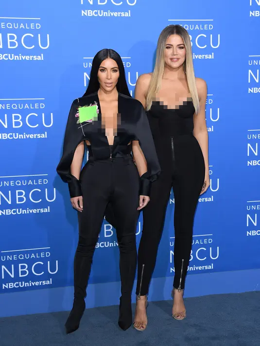 Kim Kardashian dan Khloe Kardashian saat menghadiri acara NBCUniversal Network 2017 Upfront di Radio City Music Hall, New York, 15 Mei 2017. (AFP Photo/ ANGELA WEISS)