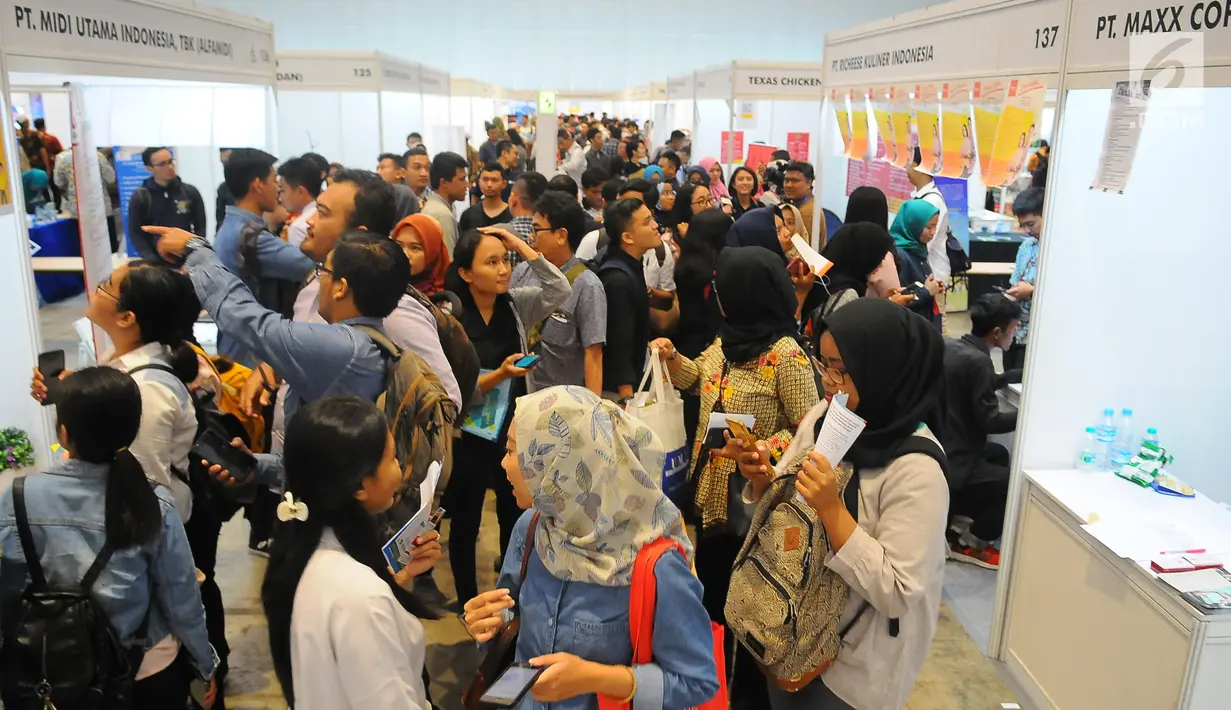 Pencari kerja melihat informasi lowongan pada Talent Fest dan Bursa Kerja Nasional 2019 di JI-EXPO Kemayoran, Jumat (23/2). Tersedia 18.148 lowongan pekerjaan yang meliputi 1.242 jabatan dari 157 perusahaan di berbagai sektor. (Liputan6.com/Angga Yuniar)