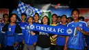 Suporter Chelsea di Indonesia (CISC) berfoto bersama sambil membentangkan syal saat mengikuti acara nonton bareng Chelsea vs MU bersama Liputan6.com di Alibaba Futsal, Bekasi, Sabtu (18/4/2015). (Liputan6.com/Yoppy Renato)
