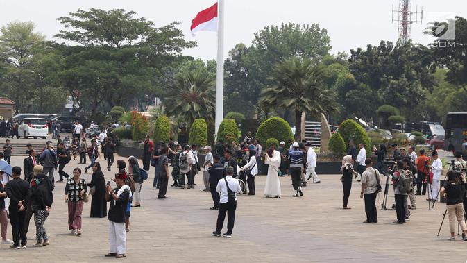 Warga memenuhi TMP Kalibata untuk melihat prosesi pemakaman Presiden RI ke-3 BJ Habibie, Jakarta, Kamis (12/9/2019). BJ Habibie wafat pada Rabu (11/9) di usia 83 tahun. (Liputan6.com/Helmi Fithriansyah)