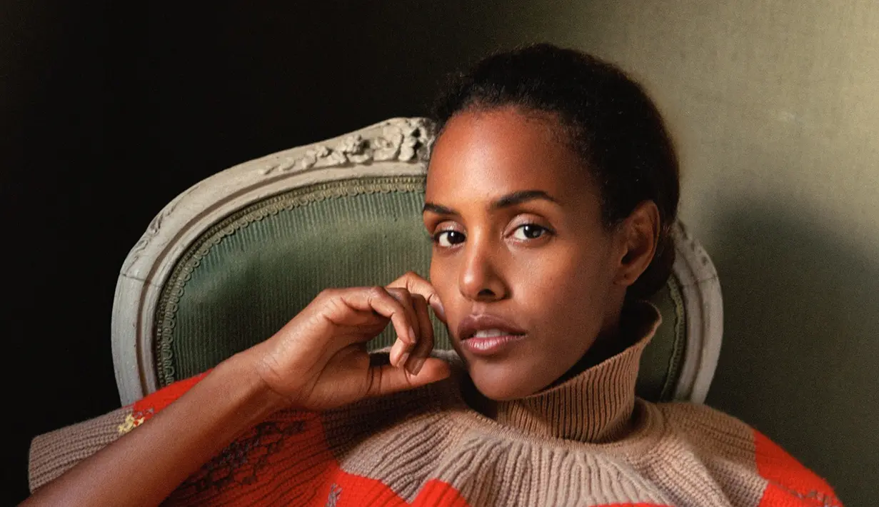 Poncho fair-isle dengan detail ruffle yang dikenakan Mona adalah definisi cozy-chic. Teksturnya lembut, motifnya timeless, dan siluetnya memberi kesan anggun tanpa usaha berlebihan, pilihan ideal untuk perempuan yang suka tampil modis namun tetap nyaman. [Dok/Ami Paris].