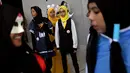 Cosplayer Muslim berkumpul di salah satu pusat perbelanjaan saat acara "Hijab Cosplay" di Subang Jaya, Malaysia, Sabtu (29/4). Acara Hijab Cosplay diselenggarakan untuk pecinta cosplay bagi wanita muslim di Malaysia. (AFP PHOTO / Manan VATSYAYANA)