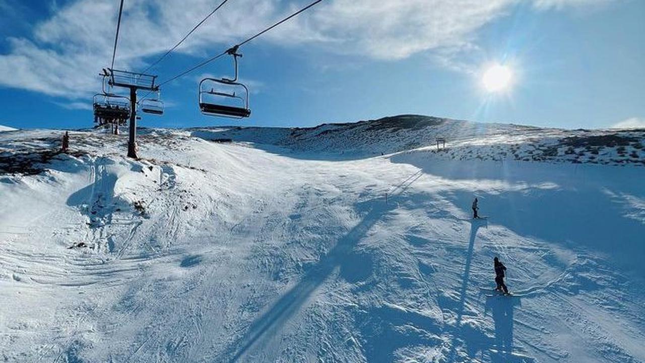 "First time hittin’ the slopes of Cardrona!! Fun snow, blue skies and stunning views. Not a bad start to our NZ snowboarding adventure!" tulis Andre White.