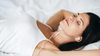 Ilustrasi tidur sambil mendengarkan musik (iStockphoto/g-stockstudio)