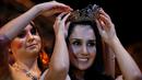 Pengungsi wanita asal Suriah, Ninorta Behno saat menerima mahkota Wine Queen/Ratu Anggur di Trier, Jerman (3/8). Ninorta Behno merupakan seorang pengungsi Suriah yang tinggal di Trier. (REUTERS/Ralph Orlowski)