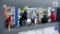Petugas SPBU mengisi bahan bakar jenis pertalite kepada pengguna sepeda motor di Pamulang, Tangerang Seatan, Banten, Senin (21/9/2020). Pertamina memberi diskon harga BBM jenis pertalite di Tangerang Selatan dan Bali, dari Rp 7.650 menjadi Rp 6.450 per liter. (merdeka.com/Dwi Narwoko)